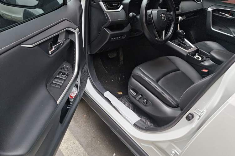 Used Toyota RAV4 2023 2.0L CVT Two-Wheel Drive 20th Anniversary Platinum Edition Driver Seat