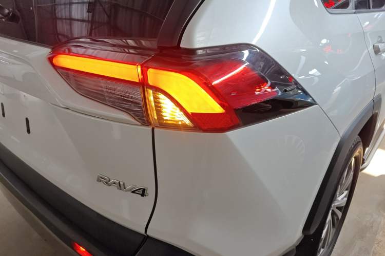 Used Toyota RAV4 2023 2.0L CVT Two-Wheel Drive 20th Anniversary Platinum Edition Exterior 3