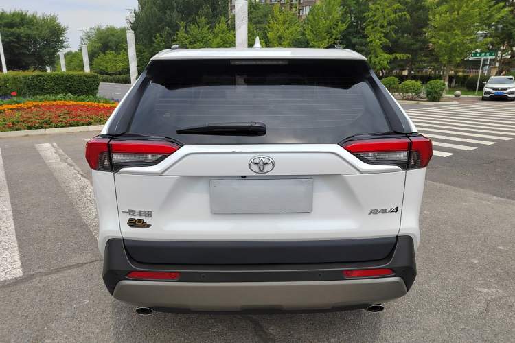 Used Toyota RAV4 2023 2.0L CVT Two-Wheel Drive 20th Anniversary Platinum Edition Exterior 4