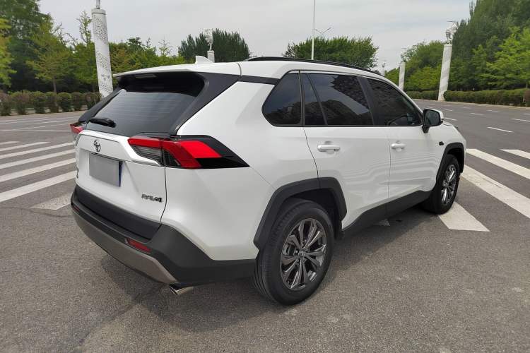 Used Toyota RAV4 2023 2.0L CVT Two-Wheel Drive 20th Anniversary Platinum Edition Exterior 5