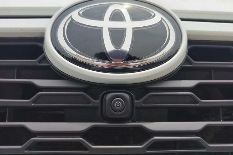 Used Toyota RAV4 2023 2.0L CVT Two-Wheel Drive 20th Anniversary Platinum Edition Exterior 6