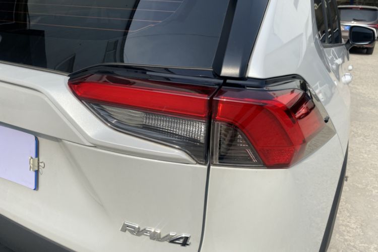 Used Toyota RAV4 2023 2.0L CVT Two-Wheel Drive 20th Anniversary Platinum Edition Exterior 7
