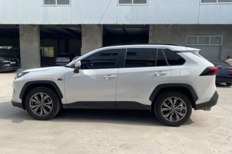 Used Toyota RAV4 2023 2.0L CVT Two-Wheel Drive 20th Anniversary Platinum Edition Exterior 8