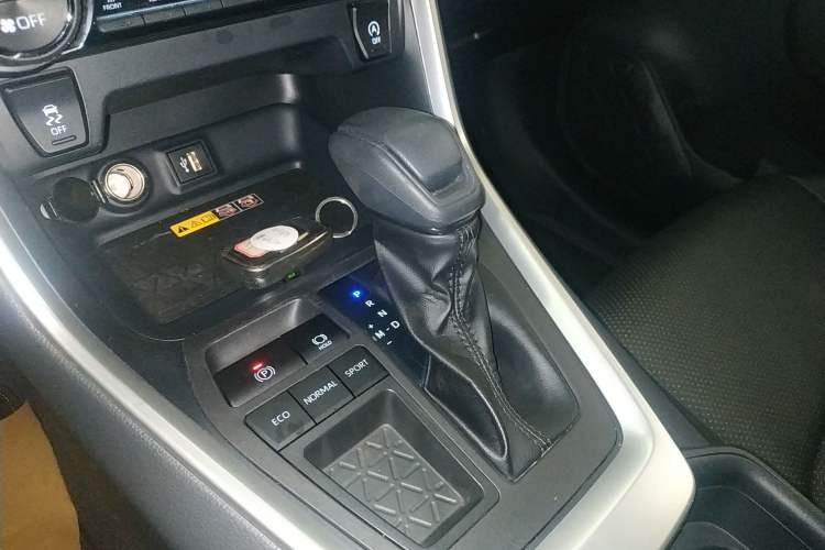 Used Toyota RAV4 2023 2.0L CVT Two-Wheel Drive Fashion Edition Gear Lever