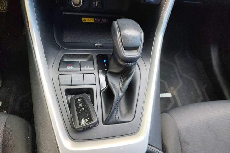 Used Toyota RAV4 2023 2.0L CVT Two-Wheel Drive Fashion Edition Gear Lever