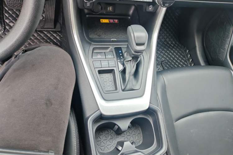 Used Toyota RAV4 2023 2.0L CVT Two-Wheel Drive Fashion Edition Gear Lever