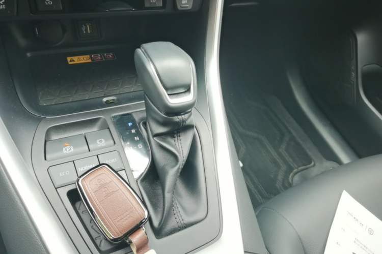 Used Toyota RAV4 2023 2.0L CVT Two-Wheel Drive Fashion Plus Edition Gear Lever