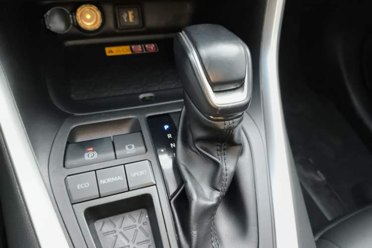 Used Toyota RAV4 2023 2.0L CVT Two-Wheel Drive Fashion Plus Edition Gear Lever