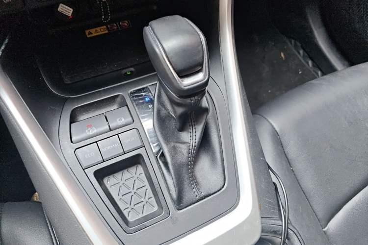 Used Toyota RAV4 2023 2.0L CVT Two-Wheel Drive 20th Anniversary Platinum Edition Gear Lever