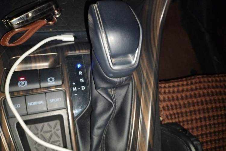 Used Toyota RAV4 2023 2.0L CVT Two-Wheel Drive 20th Anniversary Platinum Edition Gear Lever