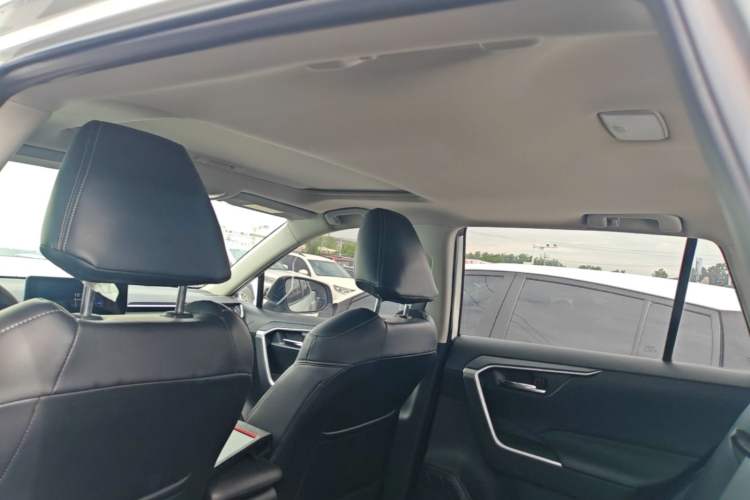 Used Toyota RAV4 2023 2.0L CVT Two-Wheel Drive Fashion Edition Headliner