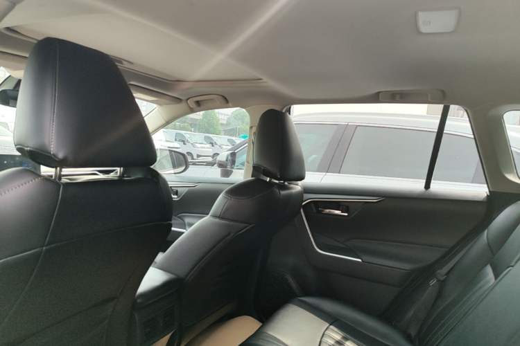 Used Toyota RAV4 2023 2.0L CVT Two-Wheel Drive Fashion Edition Headliner