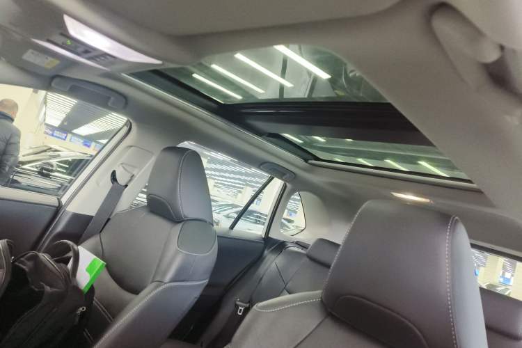 Used Toyota RAV4 2023 2.0L CVT Two-Wheel Drive Fashion Plus Edition Headliner