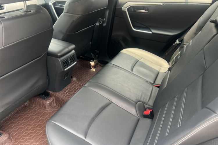Used Toyota RAV4 2023 2.0L CVT Two-Wheel Drive Fashion Plus Edition Interior 10