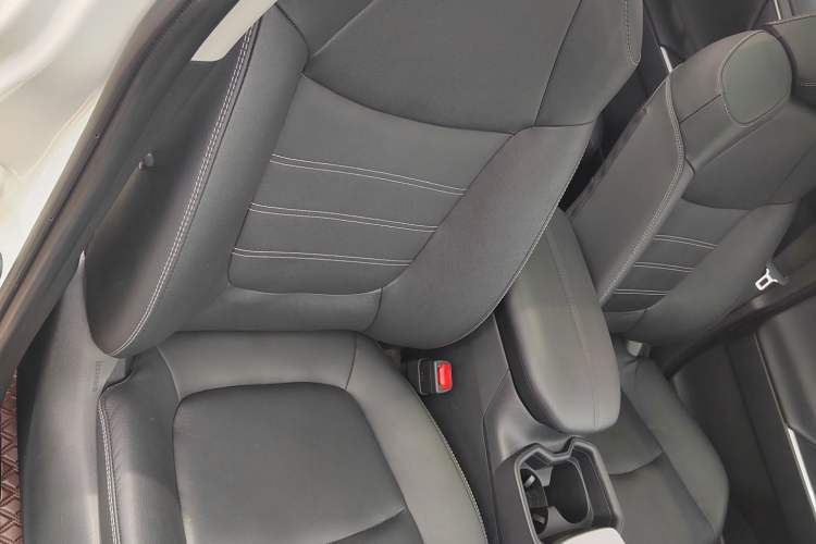 Used Toyota RAV4 2023 2.0L CVT Two-Wheel Drive 20th Anniversary Platinum Edition Interior 11