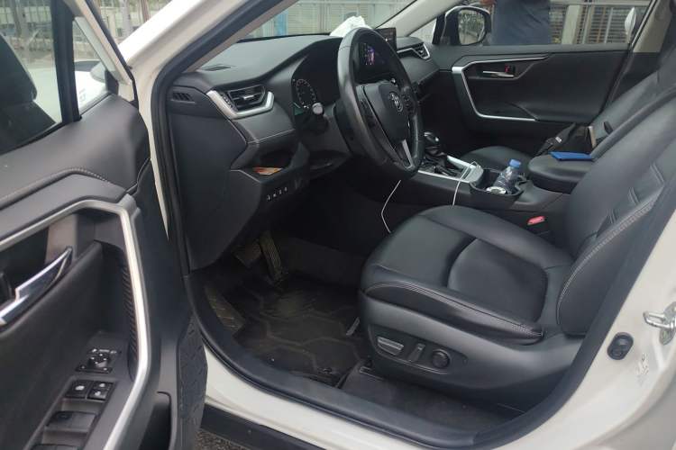 Used Toyota RAV4 2023 2.0L CVT Two-Wheel Drive 20th Anniversary Platinum Edition Interior 3