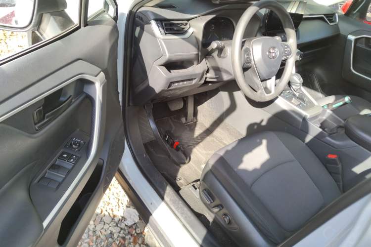 Used Toyota RAV4 2023 Dual-Motor 2.5L E-CVT Two-Wheel Drive Elite Edition Interior 3