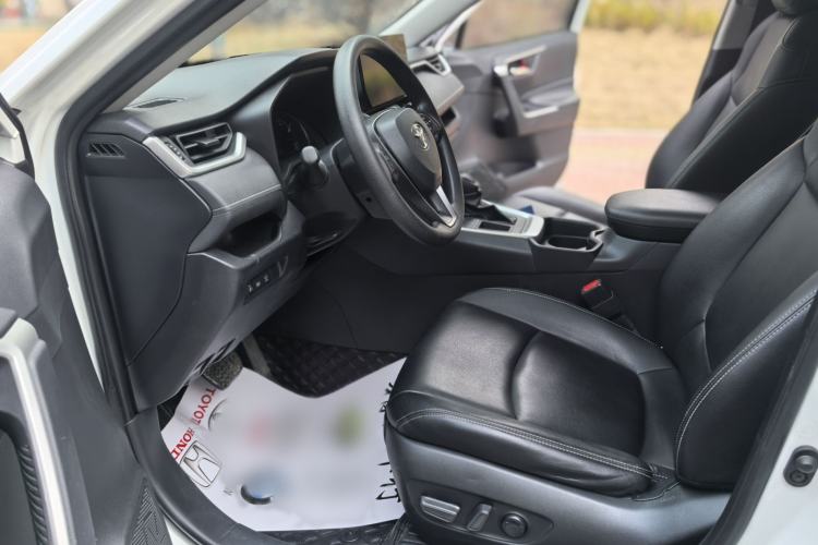 Used Toyota RAV4 2023 2.0L CVT Two-Wheel Drive Fashion Edition Interior 3