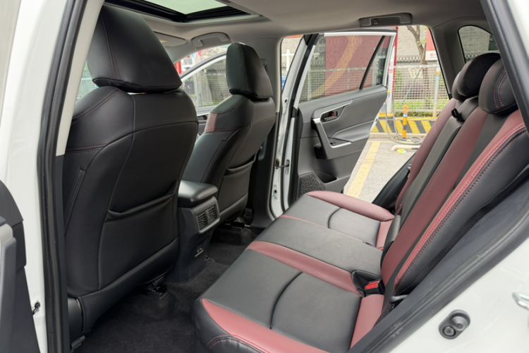 Used Toyota RAV4 2023 Dual-Motor 2.5L E-CVT Two-Wheel Drive Elite Edition Interior 3