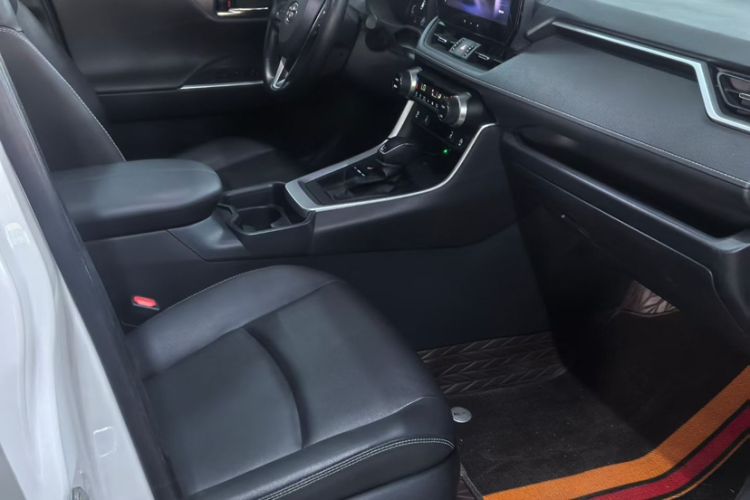 Used Toyota RAV4 2023 2.0L CVT Two-Wheel Drive Fashion Plus Edition Interior 3