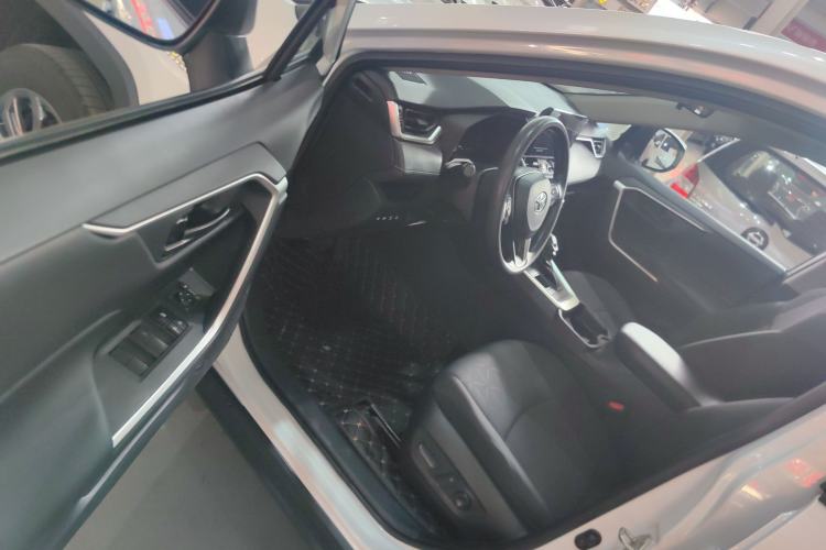 Used Toyota RAV4 2023 Dual-Motor 2.5L E-CVT Two-Wheel Drive Elite Edition Interior 3