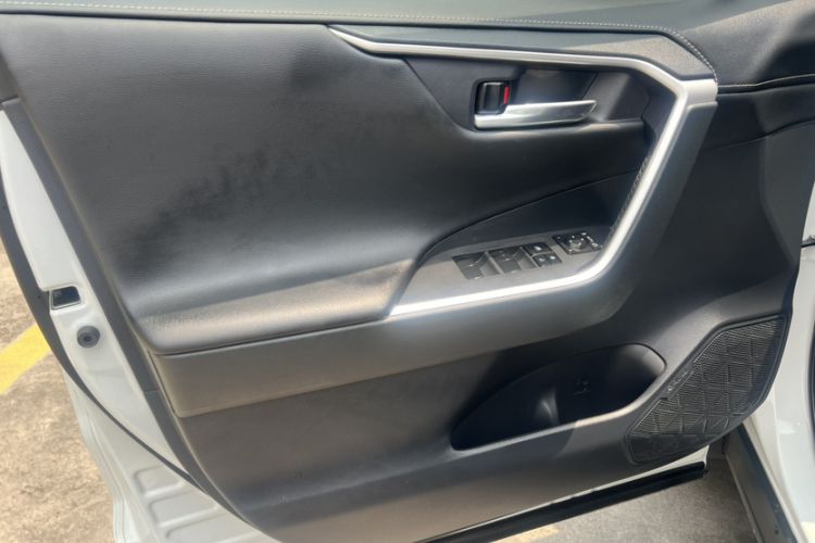 Used Toyota RAV4 2023 2.0L CVT Two-Wheel Drive Fashion Plus Edition Interior 4