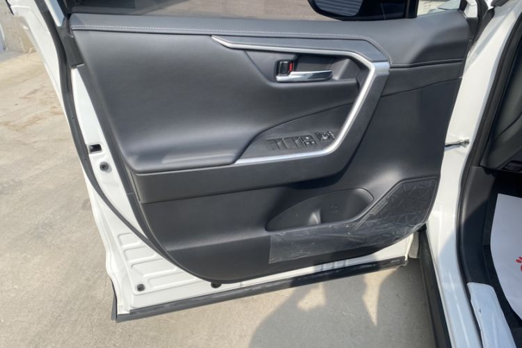 Used Toyota RAV4 2023 2.0L CVT Two-Wheel Drive 20th Anniversary Platinum Edition Interior 4
