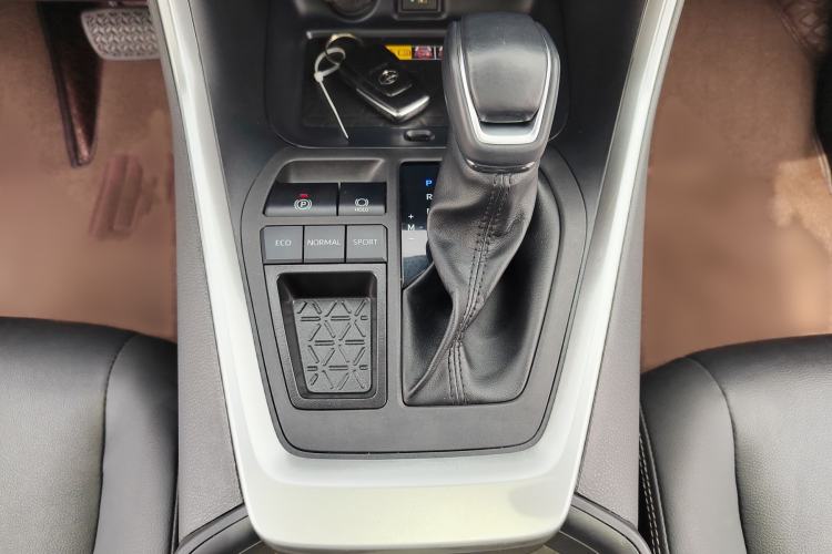 Used Toyota RAV4 2023 2.0L CVT Two-Wheel Drive 20th Anniversary Platinum Edition Interior 4