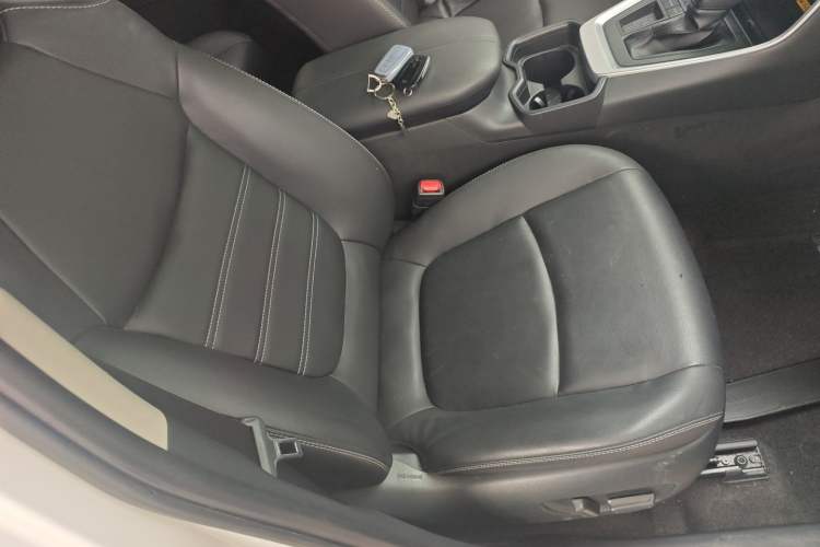 Used Toyota RAV4 2023 2.0L CVT Two-Wheel Drive 20th Anniversary Platinum Edition Interior 4