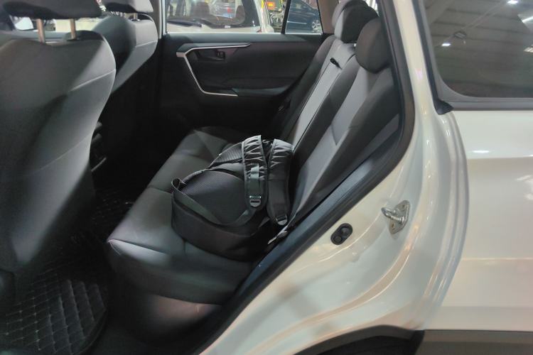 Used Toyota RAV4 2023 Dual-Motor 2.5L E-CVT Two-Wheel Drive Elite Edition Interior 4