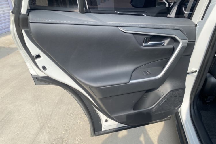 Used Toyota RAV4 2023 2.0L CVT Two-Wheel Drive 20th Anniversary Platinum Edition Interior 5