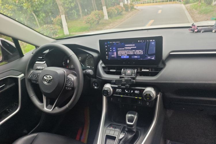 Used Toyota RAV4 2023 2.0L CVT Two-Wheel Drive 20th Anniversary Platinum Edition Interior 5