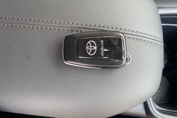 Used Toyota RAV4 2023 2.0L CVT Two-Wheel Drive 20th Anniversary Platinum Edition Interior 8