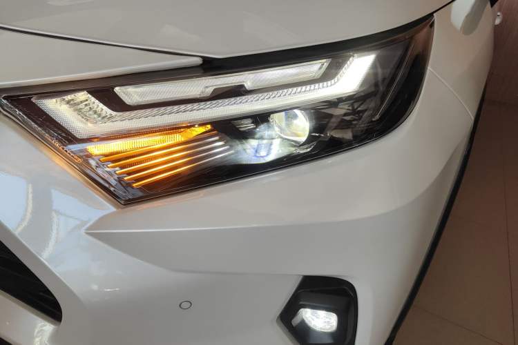 Used Toyota RAV4 2023 2.0L CVT Two-Wheel Drive 20th Anniversary Platinum Edition Left Front Headlight