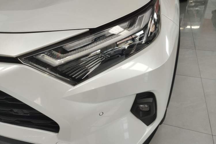 Used Toyota RAV4 2023 2.0L CVT Two-Wheel Drive 20th Anniversary Platinum Edition Left Front Headlight