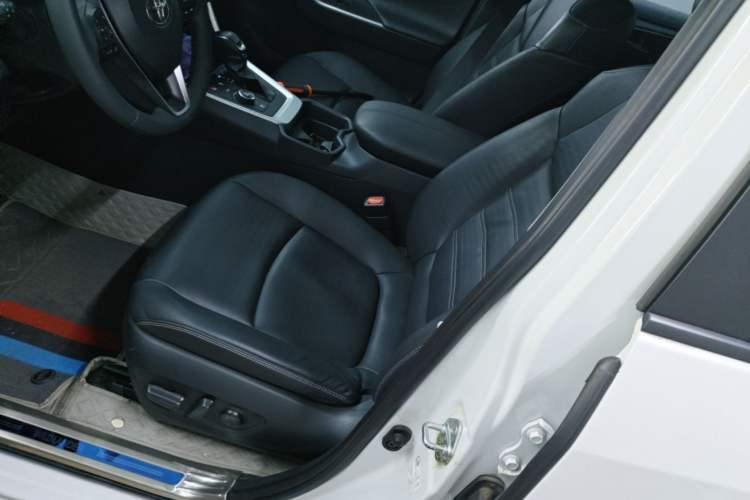 Used Toyota RAV4 2023 Dual-Engine 2.5L E-CVT Four-Wheel Drive Elite Plus Edition Left Front Seat