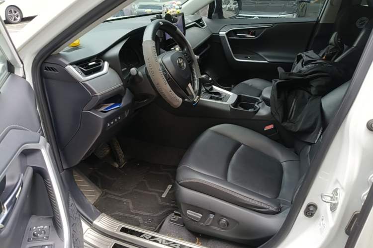 Used Toyota RAV4 2023 2.0L CVT Two-Wheel Drive Fashion Plus Edition Left Front Seat