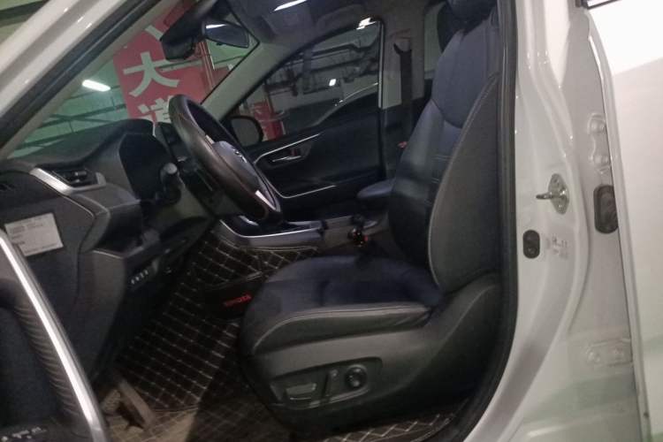 Used Toyota RAV4 2023 Dual-Engine 2.5L E-CVT Two-Wheel Drive Elite Plus Edition Left Front Seat