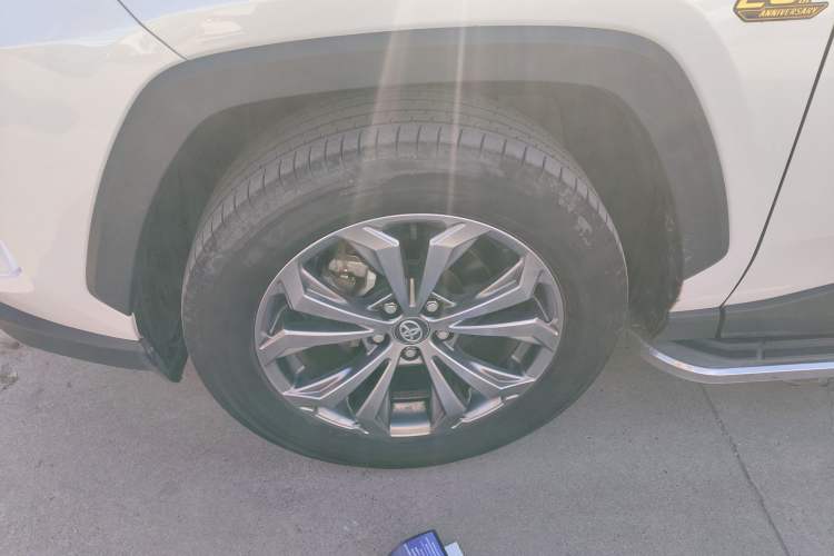 Used Toyota RAV4 2023 2.0L CVT Two-Wheel Drive 20th Anniversary Platinum Edition Left Front Wheel Hub