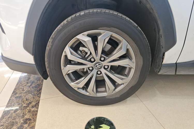 Used Toyota RAV4 2023 2.0L CVT Two-Wheel Drive 20th Anniversary Platinum Edition Left Front Wheel Hub