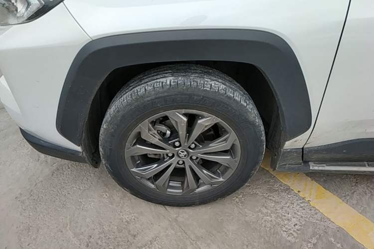 Used Toyota RAV4 2023 2.0L CVT 4x4 Adventure Edition Left Front Wheel Hub