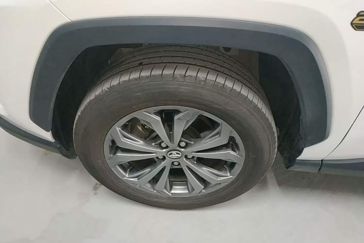 Used Toyota RAV4 2023 2.0L CVT Two-Wheel Drive 20th Anniversary Platinum Edition Left Front Wheel Hub