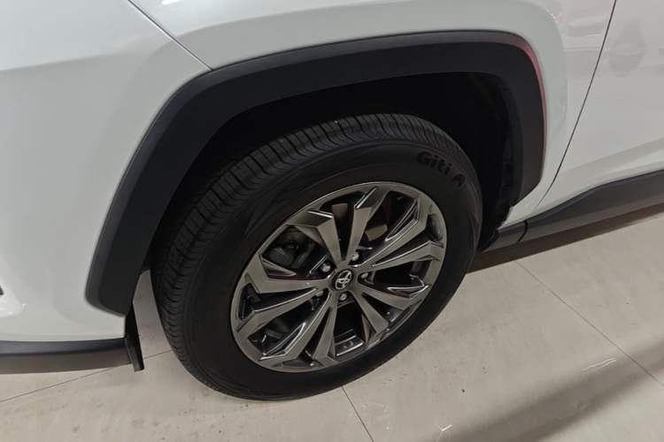 Used Toyota RAV4 2023 2.0L CVT Two-Wheel Drive Fashion Plus Edition Left Front Wheel Hub