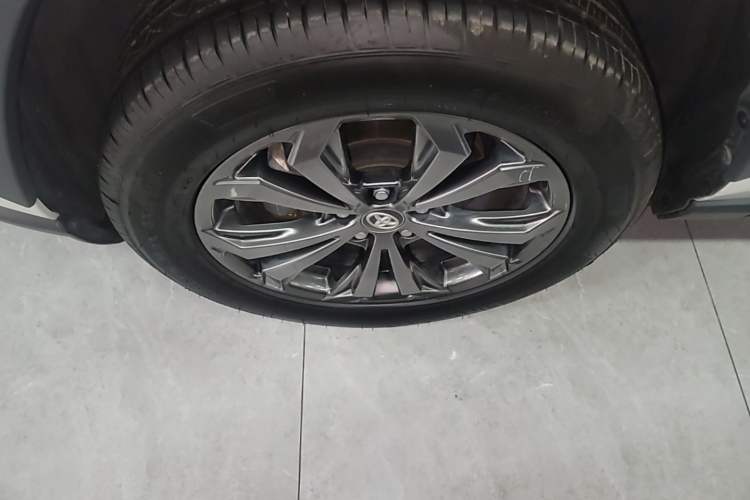 Used Toyota RAV4 2023 Dual-Motor 2.5L E-CVT Two-Wheel Drive Elite Edition Left Front Wheel Hub