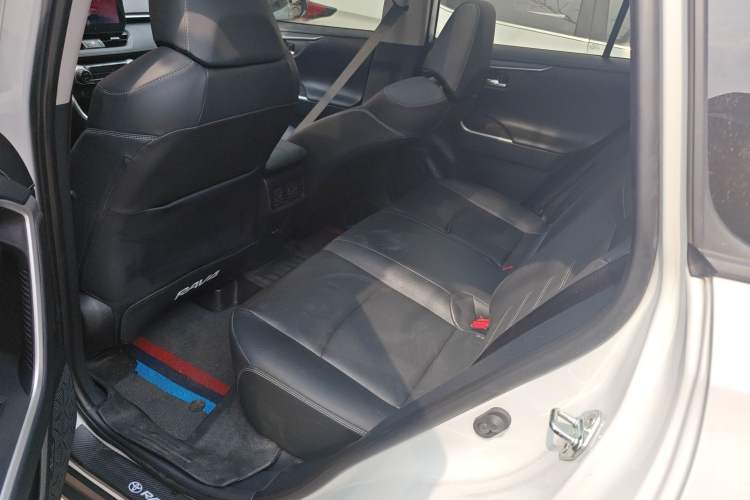 Used Toyota RAV4 2023 2.0L CVT Two-Wheel Drive Fashion Plus Edition Left Rear Seat