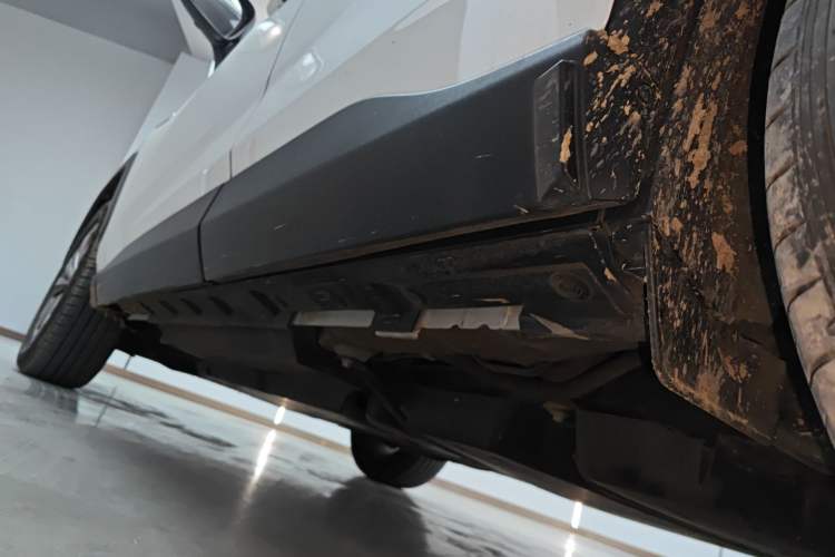 Used Toyota RAV4 2023 Dual-Engine 2.5L E-CVT Two-Wheel Drive Elite Plus Edition Left Side Sill