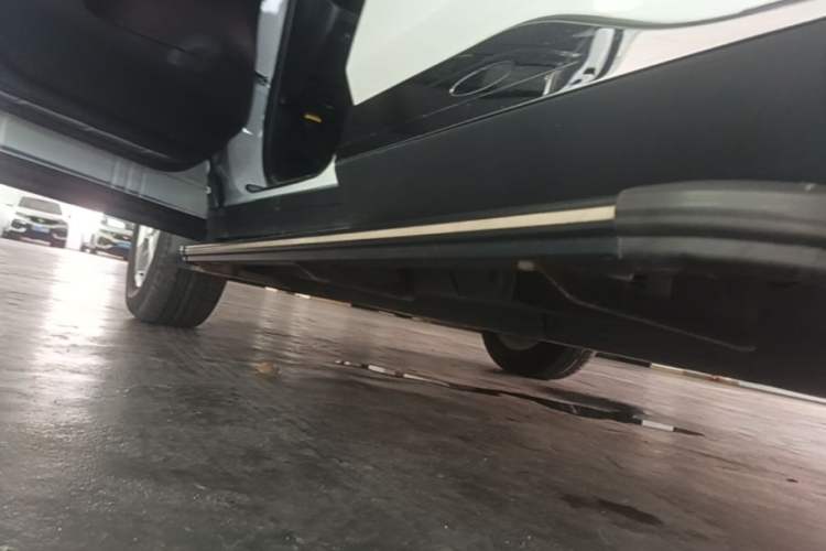 Used Toyota RAV4 2023 2.0L CVT Two-Wheel Drive Urban Edition Left Side Sill