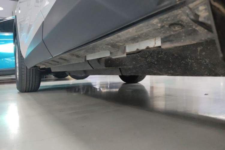 Used Toyota RAV4 2023 2.0L CVT Two-Wheel Drive Urban Edition Left Side Sill