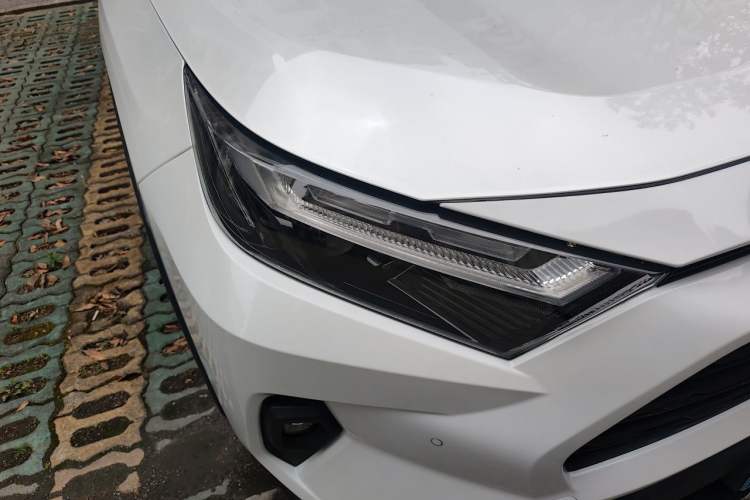 Used Toyota RAV4 2023 2.0L CVT Two-Wheel Drive 20th Anniversary Platinum Edition Right Front Headlight