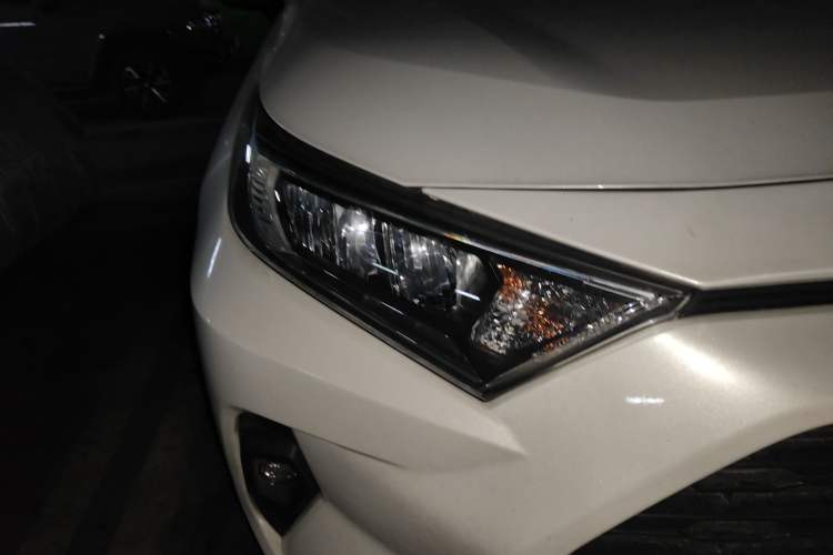 Used Toyota RAV4 2023 2.0L CVT Two-Wheel Drive Fashion Edition Right Front Headlight